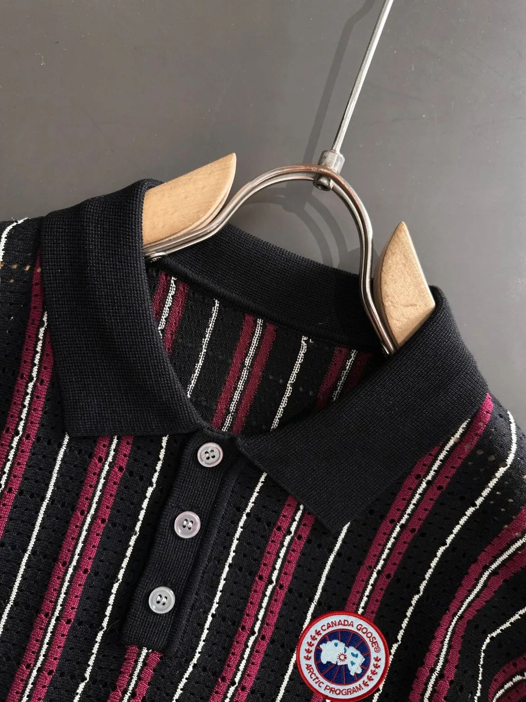 Next day shipment P300 High quality Big Goose 2025 autumn and winter new men's lapel short-sleeved T-shirt Made of combed cotton yarn knitted cotton fabric, pure cotton high-weight special yarn, it feels full of weight when weighed, and the upper body is more textured than ordinary T-shirts. This texture can cope with the weather easily and is suitable for both hot and cold! The pattern on the chest adopts three-dimensional embroidery technology, and is perfectly produced stitch by stitch with reference to the original version! Loose fit design, looks noble. Size: M to XXXL